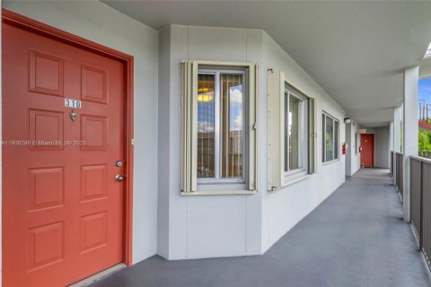 Купить кондоминиум в Пемброк-Пайнс, Флорида 2 спальни, 126.72м2, № 2012338 - фото 13