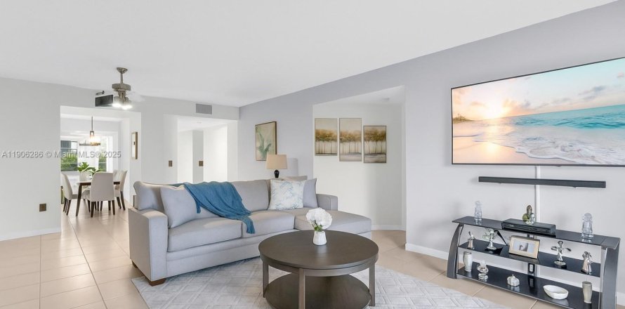 Кондоминиум с 2 спальнями в Пемброк-Пайнс, Флорида № 2012338