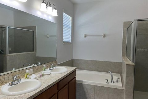 House in Orlando, Florida 4 bedrooms, 188.31 sq.m. № 2147991 - photo 5