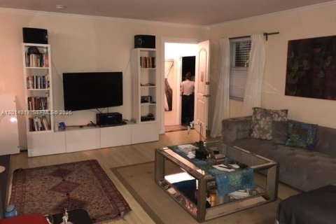 Commercial property in Miami, Florida 174.75 sq.m. № 2076045 - photo 12