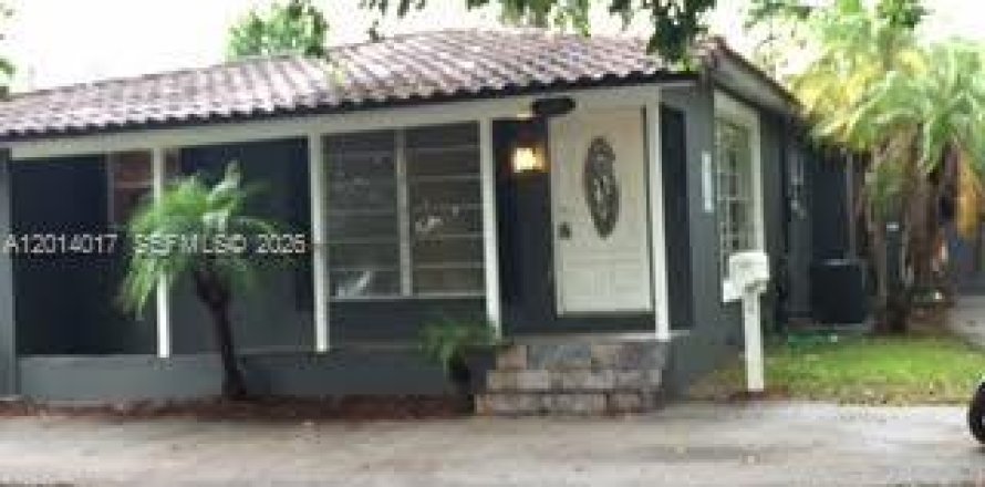 Commercial property in Miami, Florida 174.75 sq.m. № 2076045