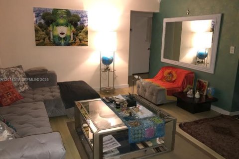 Commercial property in Miami, Florida 174.75 sq.m. № 2076045 - photo 14