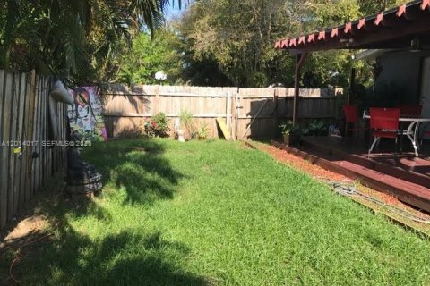 Commercial property in Miami, Florida 174.75 sq.m. № 2076045 - photo 9