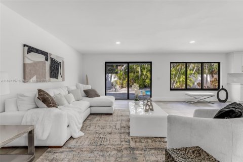 House in Miami, Florida 4 bedrooms, 210.52 sq.m. № 1948849 - photo 9