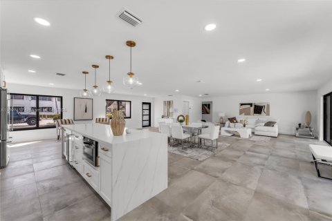 House in Miami, Florida 4 bedrooms, 210.52 sq.m. № 1948849 - photo 13