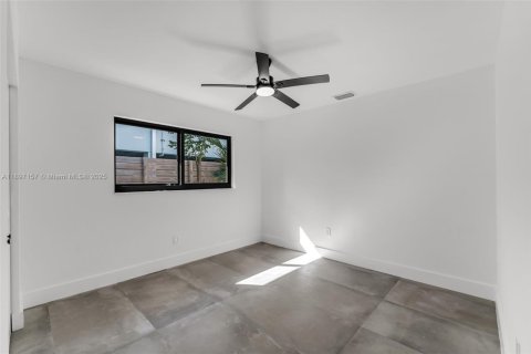 House in Miami, Florida 4 bedrooms, 210.52 sq.m. № 1948849 - photo 21