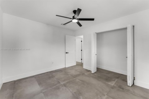 House in Miami, Florida 4 bedrooms, 210.52 sq.m. № 1948849 - photo 27