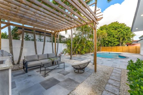 House in Miami, Florida 4 bedrooms, 210.52 sq.m. № 1948849 - photo 30