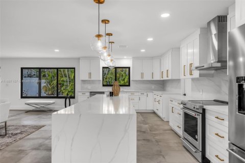 House in Miami, Florida 4 bedrooms, 210.52 sq.m. № 1948849 - photo 11