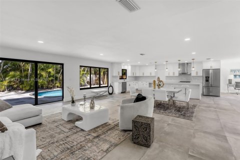 House in Miami, Florida 4 bedrooms, 210.52 sq.m. № 1948849 - photo 8