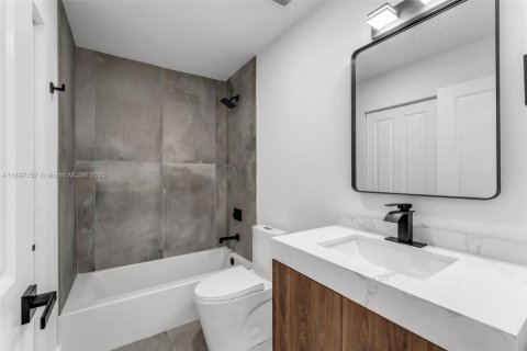 House in Miami, Florida 4 bedrooms, 210.52 sq.m. № 1948849 - photo 23