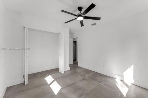 House in Miami, Florida 4 bedrooms, 210.52 sq.m. № 1948849 - photo 25