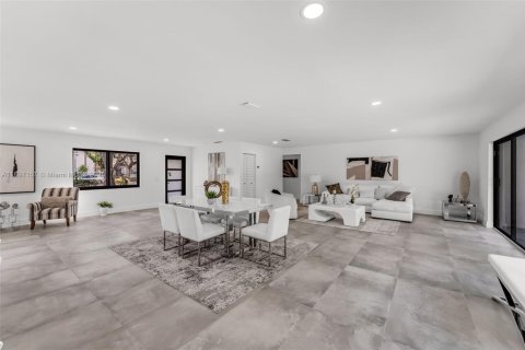 House in Miami, Florida 4 bedrooms, 210.52 sq.m. № 1948849 - photo 6