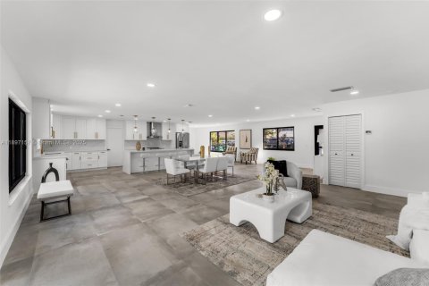 House in Miami, Florida 4 bedrooms, 210.52 sq.m. № 1948849 - photo 7