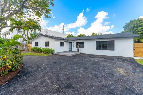 House in Miami, Florida 4 bedrooms, 210.52 sq.m. № 1948849 - photo 3