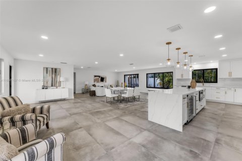 House in Miami, Florida 4 bedrooms, 210.52 sq.m. № 1948849 - photo 5