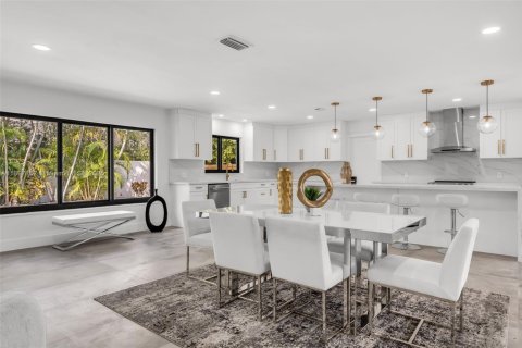 House in Miami, Florida 4 bedrooms, 210.52 sq.m. № 1948849 - photo 10