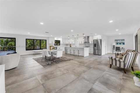 House in Miami, Florida 4 bedrooms, 210.52 sq.m. № 1948849 - photo 4