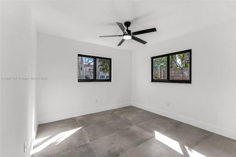 House in Miami, Florida 4 bedrooms, 210.52 sq.m. № 1948849 - photo 24