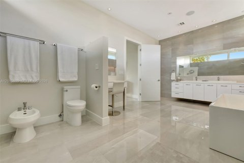 House in Hallandale Beach, Florida 5 bedrooms, 379.32 sq.m. № 2074961 - photo 21