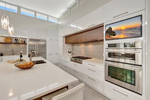 House in Hallandale Beach, Florida 5 bedrooms, 379.32 sq.m. № 2074961 - photo 16
