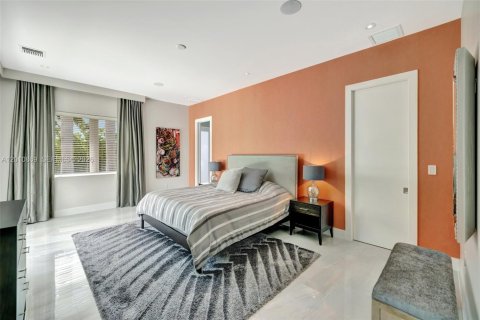 House in Hallandale Beach, Florida 5 bedrooms, 379.32 sq.m. № 2074961 - photo 30
