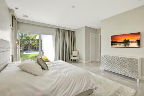 House in Hallandale Beach, Florida 5 bedrooms, 379.32 sq.m. № 2074961 - photo 18