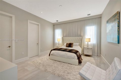 House in Hallandale Beach, Florida 5 bedrooms, 379.32 sq.m. № 2074961 - photo 28