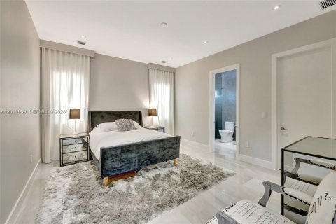 House in Hallandale Beach, Florida 5 bedrooms, 379.32 sq.m. № 2074961 - photo 26