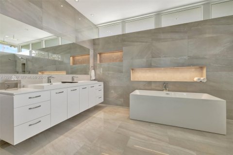House in Hallandale Beach, Florida 5 bedrooms, 379.32 sq.m. № 2074961 - photo 19