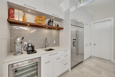 House in Hallandale Beach, Florida 5 bedrooms, 379.32 sq.m. № 2074961 - photo 14