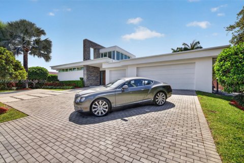 House in Hallandale Beach, Florida 5 bedrooms, 379.32 sq.m. № 2074961 - photo 3