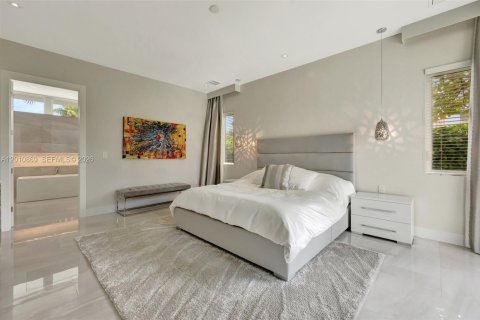 House in Hallandale Beach, Florida 5 bedrooms, 379.32 sq.m. № 2074961 - photo 17