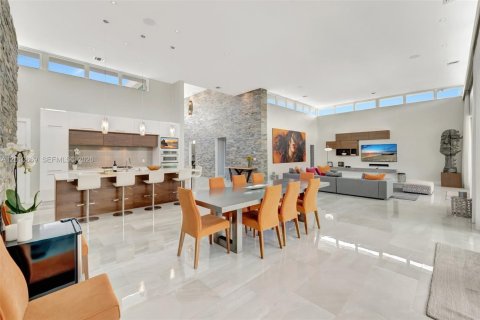 House in Hallandale Beach, Florida 5 bedrooms, 379.32 sq.m. № 2074961