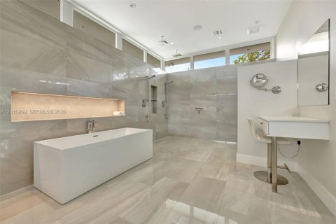 House in Hallandale Beach, Florida 5 bedrooms, 379.32 sq.m. № 2074961 - photo 20