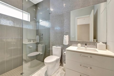 House in Hallandale Beach, Florida 5 bedrooms, 379.32 sq.m. № 2074961 - photo 27