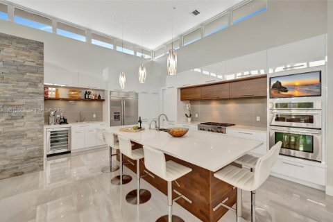 House in Hallandale Beach, Florida 5 bedrooms, 379.32 sq.m. № 2074961 - photo 12