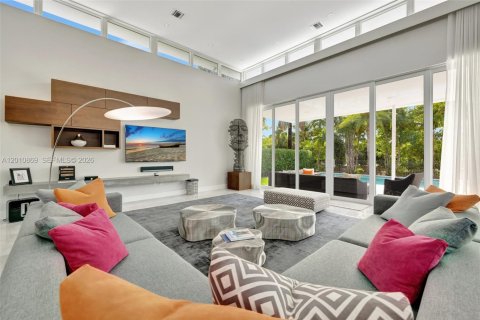 House in Hallandale Beach, Florida 5 bedrooms, 379.32 sq.m. № 2074961 - photo 8