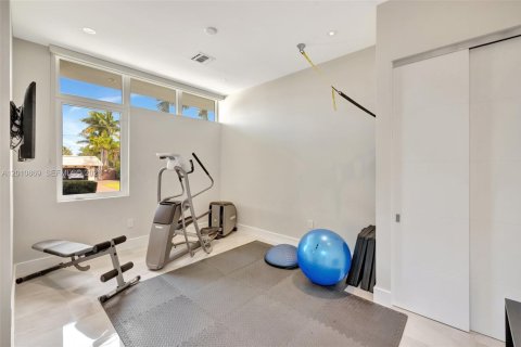 House in Hallandale Beach, Florida 5 bedrooms, 379.32 sq.m. № 2074961 - photo 24