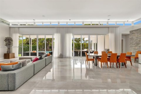 House in Hallandale Beach, Florida 5 bedrooms, 379.32 sq.m. № 2074961 - photo 7