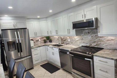Condo in Pompano Beach, Florida, 3 bedrooms  № 1712229 - photo 9
