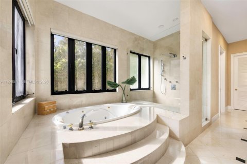 Villa ou maison à vendre à Miami, Floride: 6 chambres, 521.09 m2 № 1996502 - photo 18