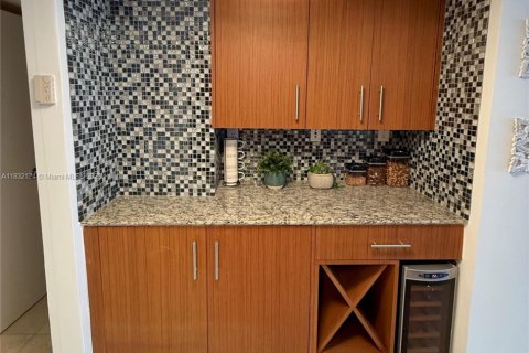 Condo in Bal Harbour, Florida, 1 bedroom  № 1851948 - photo 18