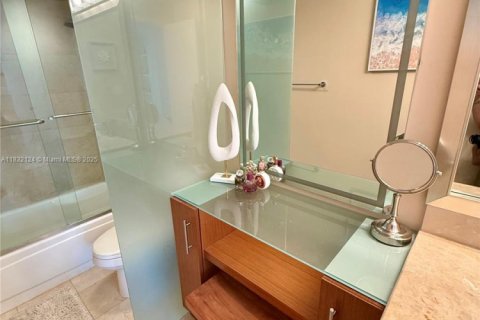 Condo in Bal Harbour, Florida, 1 bedroom  № 1851948 - photo 30