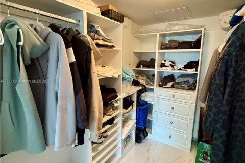 Condo in Bal Harbour, Florida, 1 bedroom  № 1851948 - photo 28