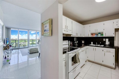 Condo in Sunny Isles Beach, Florida, 1 bedroom  № 1956930 - photo 5