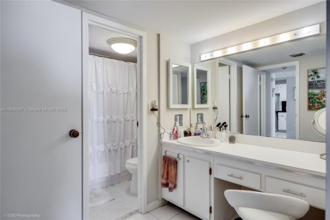 Condo in Sunny Isles Beach, Florida, 1 bedroom  № 1956930 - photo 11