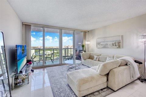 Condo in Sunny Isles Beach, Florida, 1 bedroom  № 1956930 - photo 3