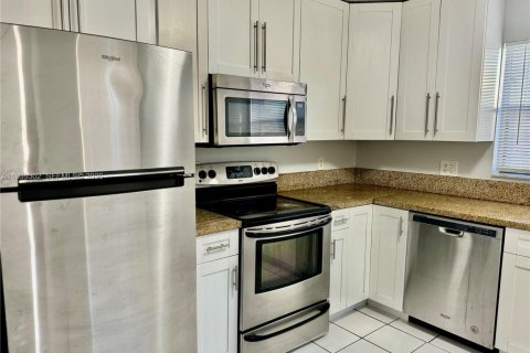 House in Pompano Beach, Florida 2 bedrooms, 90.86 sq.m. № 1997384 - photo 2