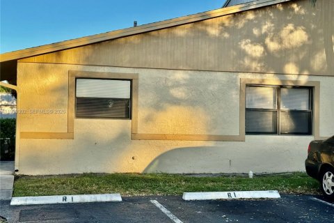 House in Pompano Beach, Florida 2 bedrooms, 90.86 sq.m. № 1997384 - photo 15